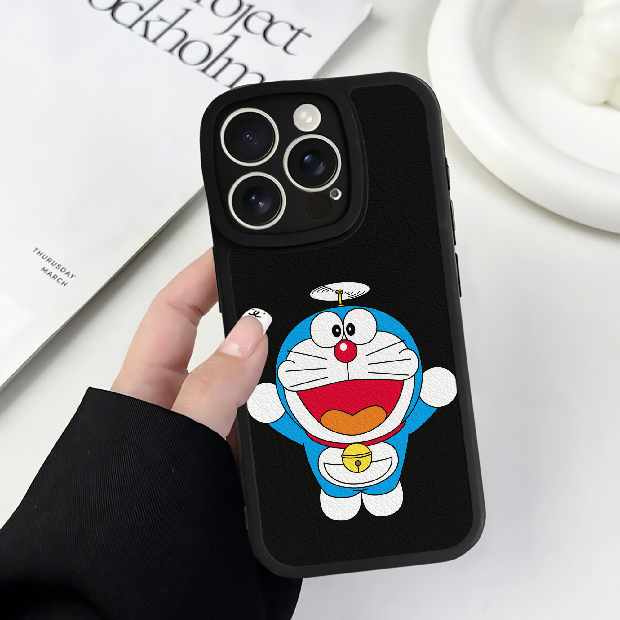 （画像用） ドラえもん Doraemon 【iPhone 16シリーズ対応】シリコンスマホケース（レザー調） 材質：シリコン